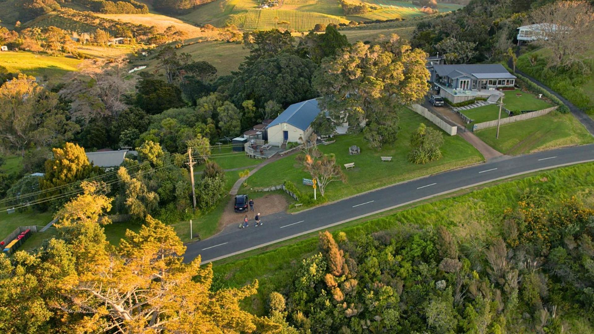 Waiheke Backpackers Hostel Onetangi ภายนอก รูปภาพ